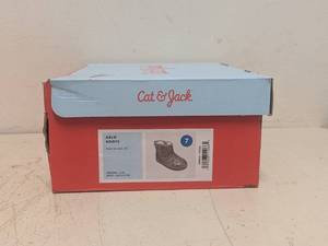 lot 209 image: NEW CAT & JACK YOUTH ARLO BOOTS SIZE 7 GOLD