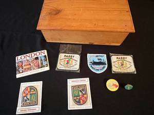 lot 9 image: Vintage Patch & Pin Collection in Wooden Box - Ireland & London Souvenirs