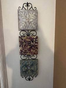 lot 15 image: Ceramic Floral Tile Wall Art - 3-Piece Set on Wrought Iron Hanger