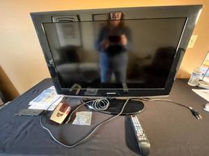 lot 17 image: Samsung LN32B360C5D 32-In LCD HDTV TV - Remote, Manual & Cables Included