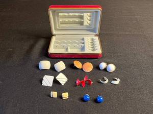 lot 33 image: Vintage assorted earrings and jewelry components in red velvet box