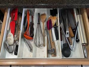 lot 75 image: Assorted Kitchen Utensils in Drawer - Whisk, Ladles, Spatulas & More