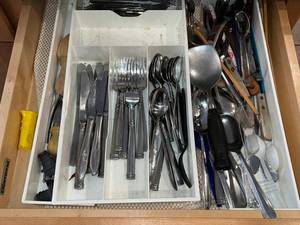 lot 80 image: Gernpton Stainless Steel Flatware Set - Mixed Pattern with Serving Utensils