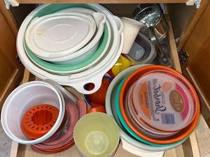 lot 84 image: Bowls - Assorted Plastic Mixing Bowls with Lids and Colander