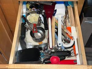 lot 85 image: Pampered Chef Kitchen Utensils - Assorted Spatulas, Spoons & Grater