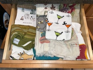 lot 100 image: Assorted Textiles in Drawer - Towels