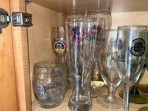lot 114 image: Pabst Mansion Beer Glass & Assorted Logo Glassware - Erdinger & Budweiser Set