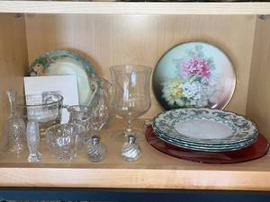 lot 115 image: Crystal Glassware & Hydrangea Dinnerware Set - Plates, Bowls, Pitcher