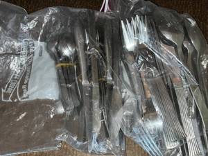 lot 129 image: Home Design Flatware Set - Stainless Steel Silverware Utensils Assortment