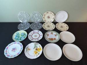 lot 134 image: Vintage Floral China Plates - Mixed BlueWhite Transferware & Cream Floral
