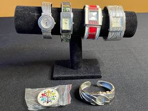 lot 139 image: Geneva, Vivani & Versales Vintage Watches Collection - Quartz Timepieces & Carnival Medallion