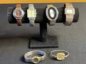 lot 143 image: Geneva Platinum Elite Vintage Quartz Watches - Assorted Fashion Timepieces