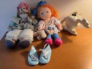 lot 149 image: Applause Plush Dolls Set - Vintage Rag Dolls with Light-Blue Booties