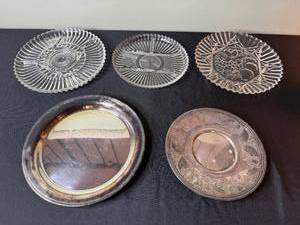 lot 172 image: VTG Glass Plate & Center Tray Set - Clear Ribbed Plates & Silver Mirror Plate