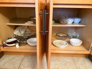 lot 173 image: Crystal Glassware & Dinnerware Collection - Etched Bowls, Pressed Pattern Plates, Holly Decor