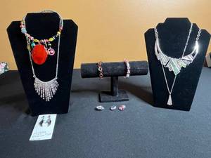 lot 189 image: Costume Jewelry Collection - Necklaces, Bracelets, Clip on Pendants & Earrings