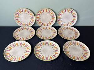 lot 220 image: Red Wing Pepe Dinner Plates - Leaf Pattern Rim