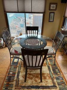 lot 265 image: Round Glass Dining Table & 4 Cushioned Metal Chairs - rug not inc