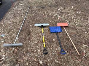 lot 313 image: Shovels & Floor Scrapers