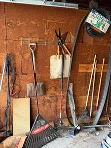 lot 316 image: Garden Tools Bundle - Rakes, Shovels, Hoe & 20 ft Heavy-Duty Hose