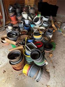 lot 321 image: Garden Pots & Planters - Assorted Plastic & Terra Cotta, Mixed Sizes