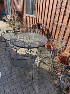 lot 333 image: Metal Patio Table & Chairs Set - Round Mesh Outdoor Patio Dining