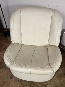 lot 343 image: Glenn Furniture Company Cream Upholstered Swivel Chair