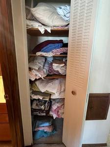 lot 352 image: Linen Closet Contents Inc Assorted Household Linens - Sheets, Pillowcases, Towels & Blankets