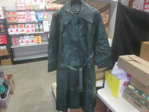 lot 12 image: (BR1) Vintage Green Leather Long Co...