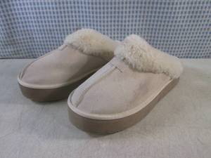lot 34 image: (CSB) Pair of Joyspun Slippers Size...