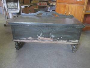 lot 45 image: (FRNT) Vintage Cedar Chest Bench 40...
