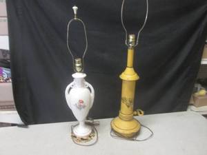lot 185 image: (CSB) Vintage Porcelain Table Lamp ...