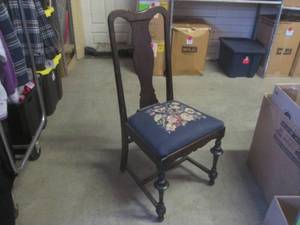 lot 186 image: (BR1) Vintage Wood Needlepoint Seat...