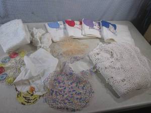 lot 194 image: (BSB) Assorted Vintage Doilies, Tab...
