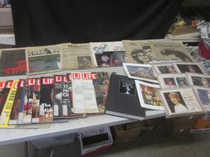 lot 195 image: (D-4) Assorted Vintage Life Magazin...