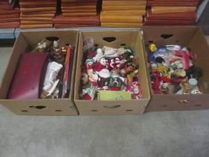 lot 198 image: (EW3) Assortment of Christmas Decor...