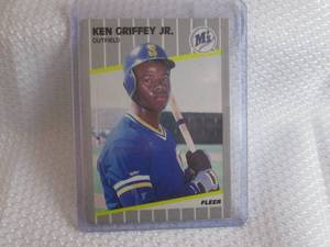 lot 154 image: 1989 Fleer Ken Griffey Jr Rookie Ca...