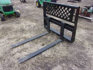 lot 21 image: Skid Mount 48 Pallet Forks (UNUSED)