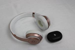 lot 92 image: Beats Studio 3 Headphones - Rose Gold & Studio Buds Case Black NOT TESTED