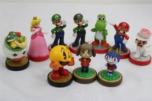 lot 136 image: Nintendo Super Mario Figures AMIIBOS - Assorted Vinyl Collectibles on Stands