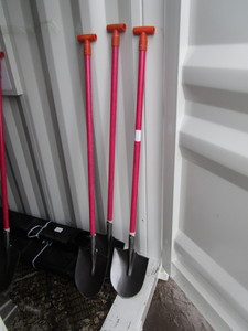 lot 156 image: 3pcs Shovels