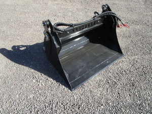 lot 136 image: Future Equipment 39 Mini Skid Steer 4 in 1 Bucket