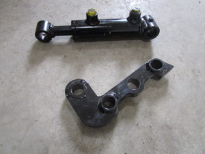lot 194 image: Mini Excavator Bucket Thumb Hydraulic Cylinder & Bracket