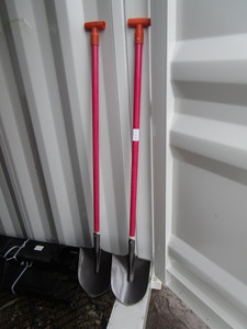 lot 209 image: 2pcs Shovels