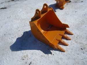 lot 103 image: Future Equipment Cat 307 Excavator 24 Bucket