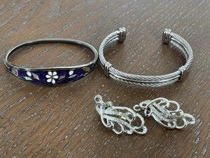 lot 13 image: Jewelry