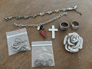 lot 15 image: Jewelry