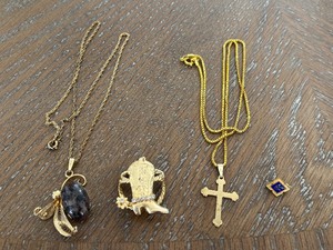 lot 17 image: Jewelry