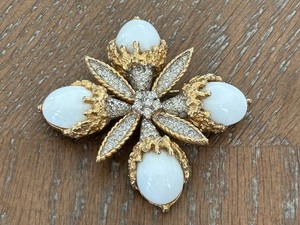 lot 20 image: Vintage Brooch