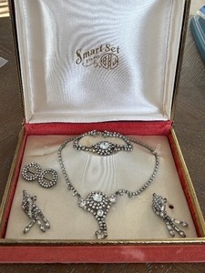 lot 27 image: Vintage Rhinestone Jewelry Set